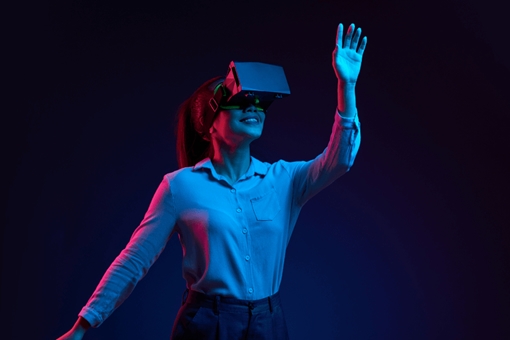 A women with a VR headset